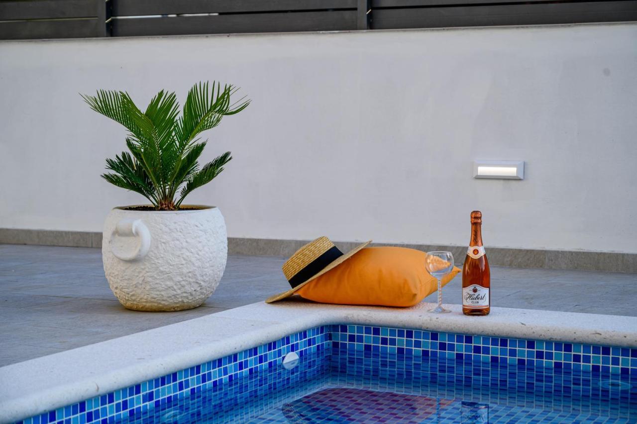 Kaštela Villa Relax - Beautiful Apartment With Heated Saltwater Pool & Jacuzzi מראה חיצוני תמונה