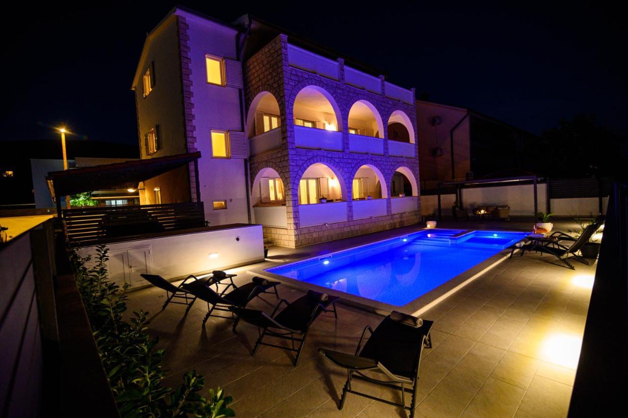 Kaštela Villa Relax - Beautiful Apartment With Heated Saltwater Pool & Jacuzzi מראה חיצוני תמונה