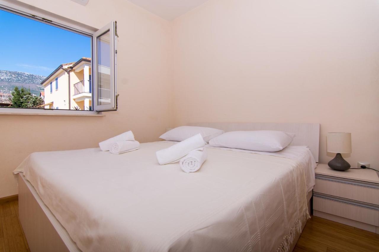 Kaštela Villa Relax - Beautiful Apartment With Heated Saltwater Pool & Jacuzzi מראה חיצוני תמונה