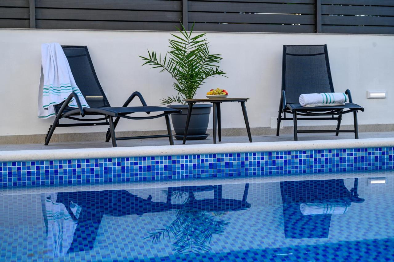 Kaštela Villa Relax - Beautiful Apartment With Heated Saltwater Pool & Jacuzzi מראה חיצוני תמונה