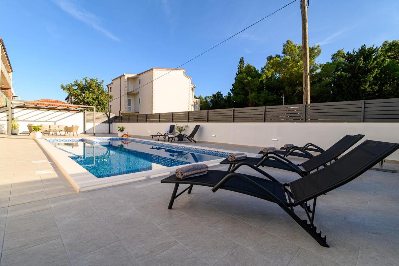 Kaštela Villa Relax - Beautiful Apartment With Heated Saltwater Pool & Jacuzzi מראה חיצוני תמונה