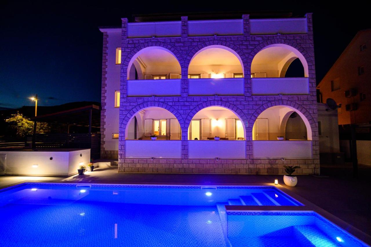 Kaštela Villa Relax - Beautiful Apartment With Heated Saltwater Pool & Jacuzzi מראה חיצוני תמונה